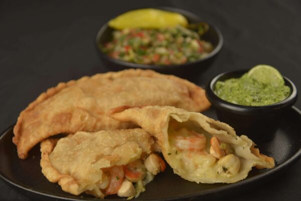 Empanada Ostión Camarón Queso